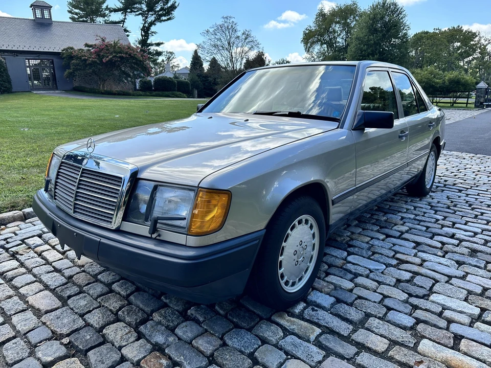 1987 Mercedes-Benz W124 E-Class - Image 2 of 31