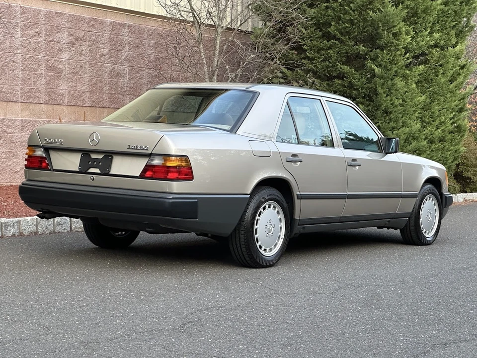 1987 Mercedes-Benz W124 E-Class - Image 10 of 31