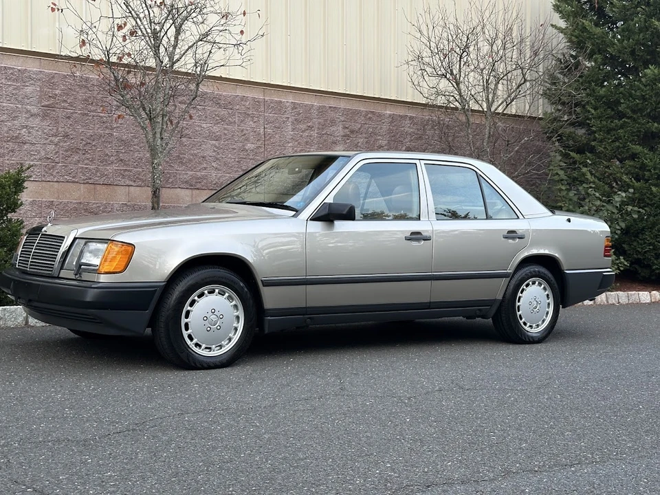 1987 Mercedes-Benz W124 E-Class - Image 2 of 31