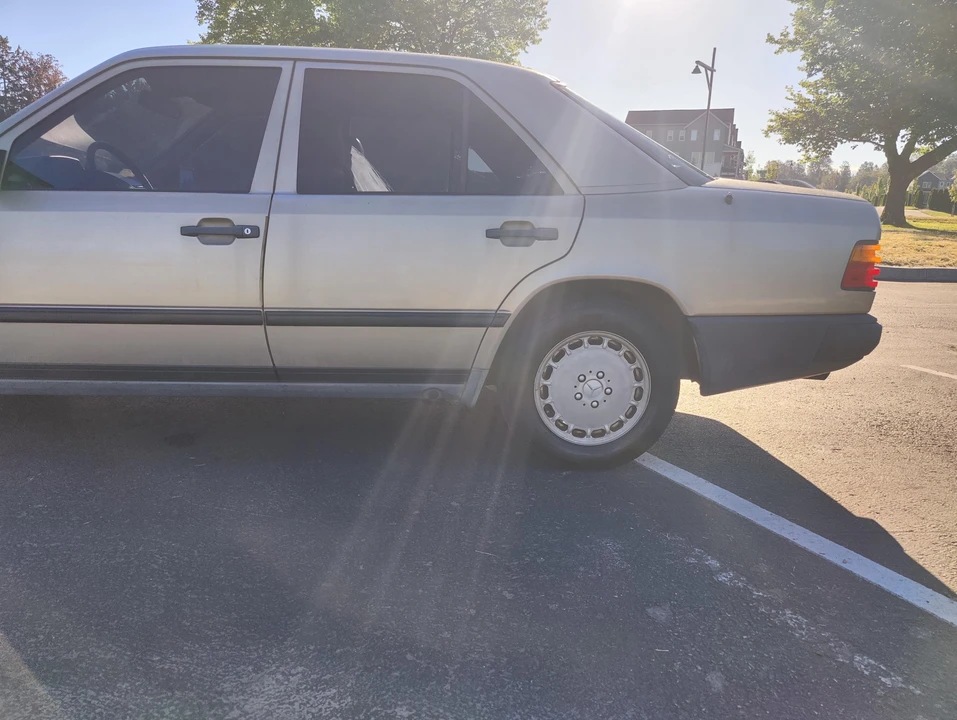 1987 Mercedes-Benz W124 E-Class - Image 16 of 31