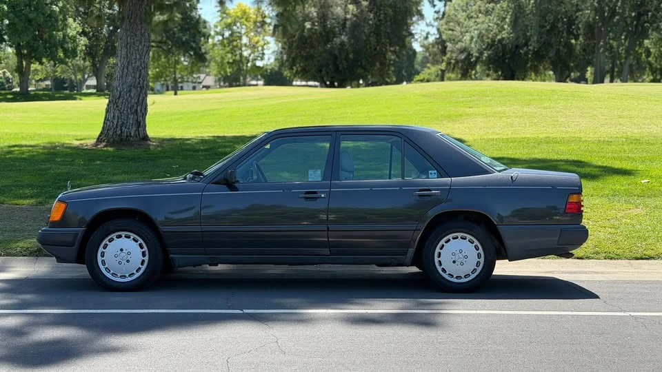 1987 Mercedes-Benz W124 E-Class - Image 2 of 14
