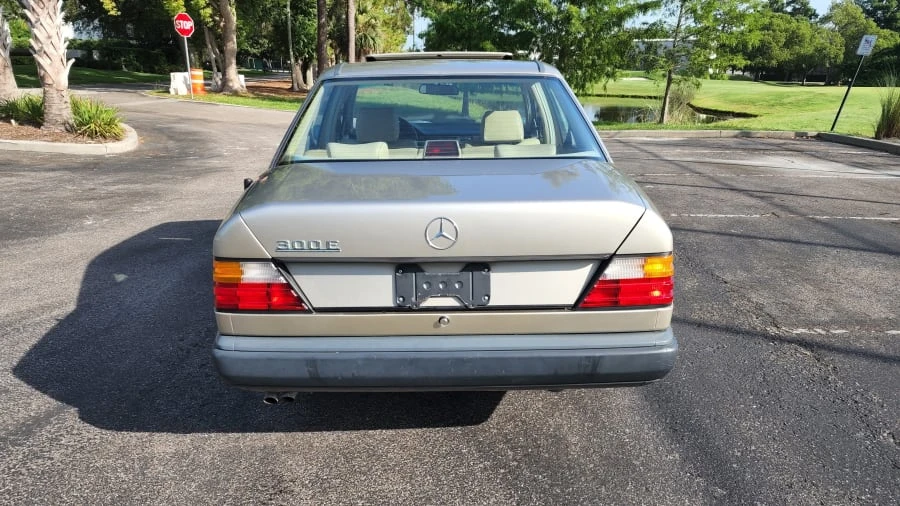 1987 Mercedes-Benz W124 E-Class - Image 8 of 10