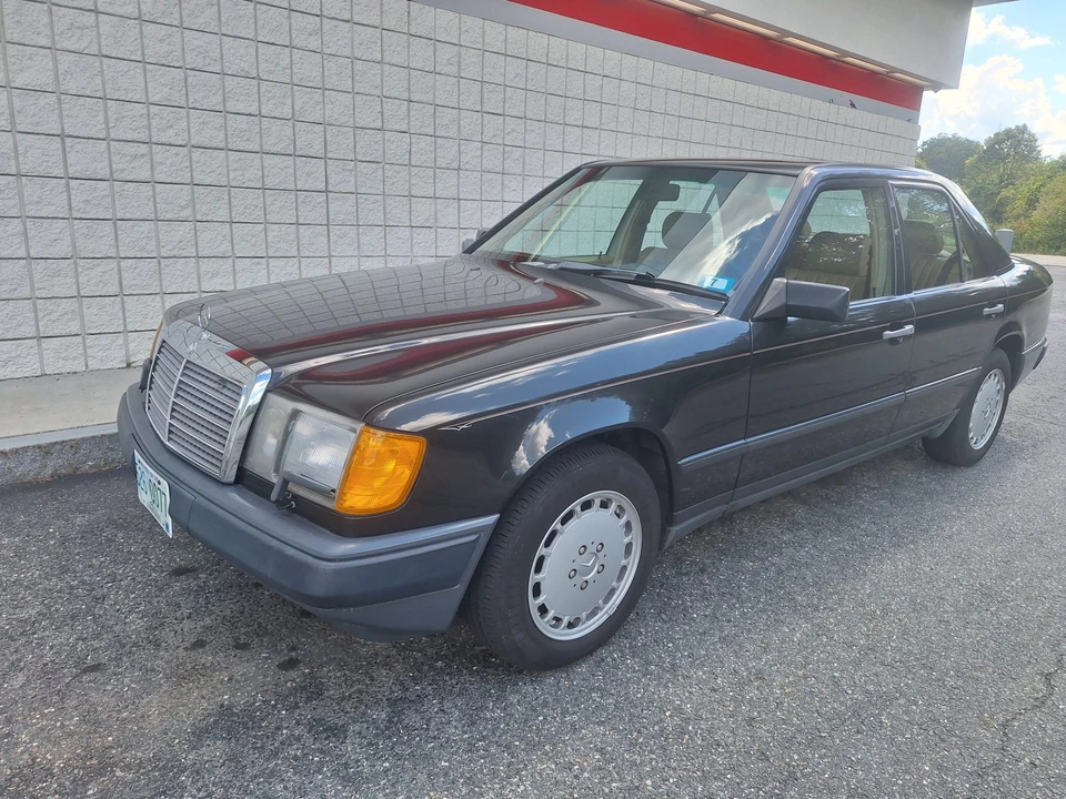 1987 Mercedes-Benz W124 E-Class - Image 2 of 31