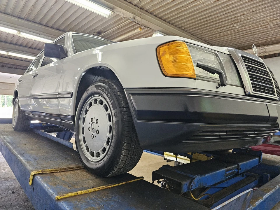 1987 Mercedes-Benz W124 E-Class - Image 30 of 31