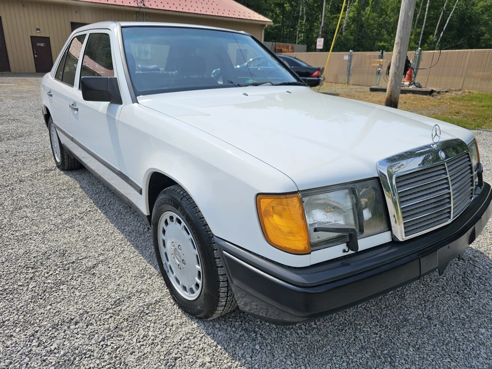 1987 Mercedes-Benz W124 E-Class - Image 2 of 31