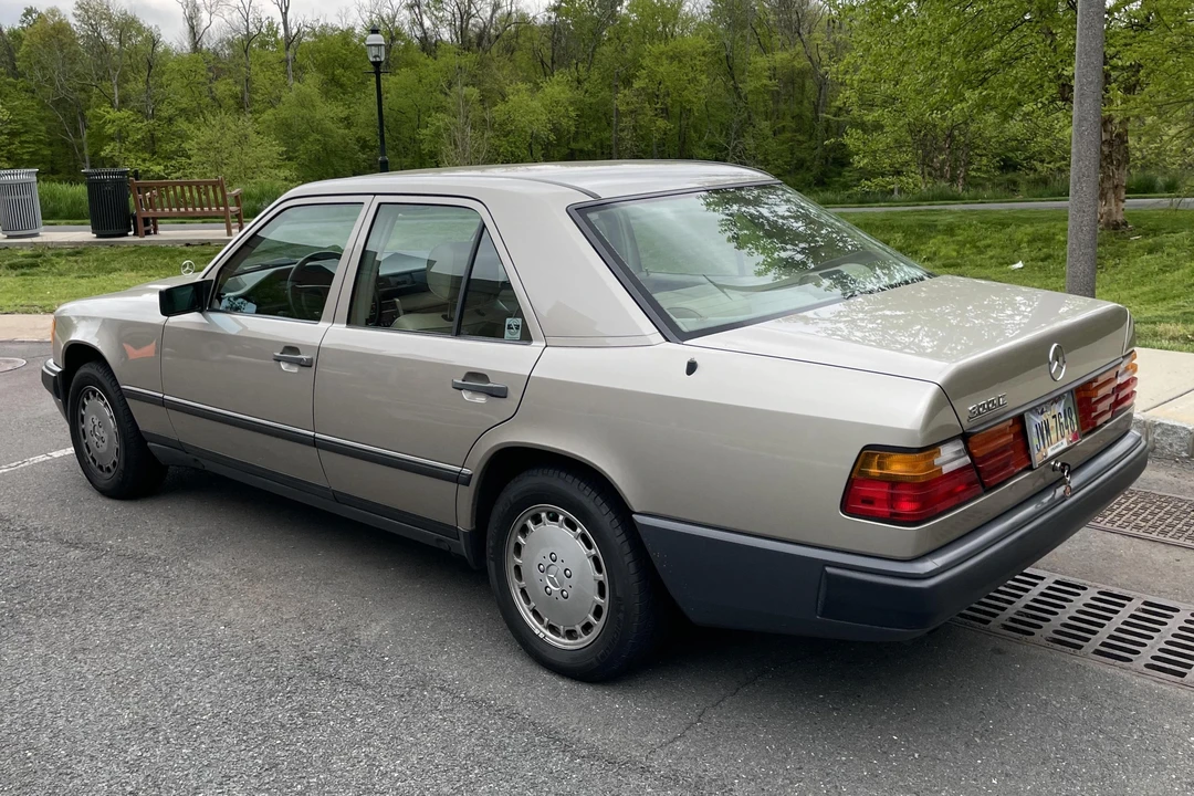 1987 Mercedes-Benz W124 E-Class - Image 4 of 31