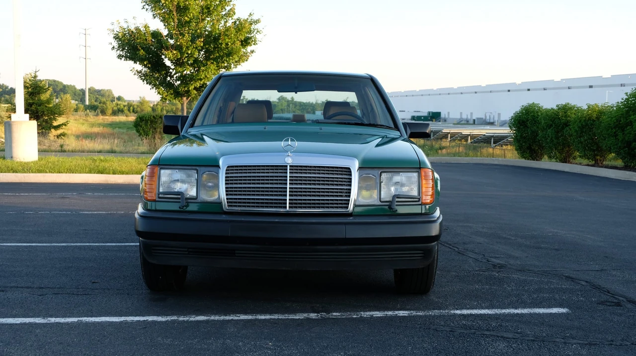 1987 Mercedes-Benz W124 E-Class - Image 2 of 31