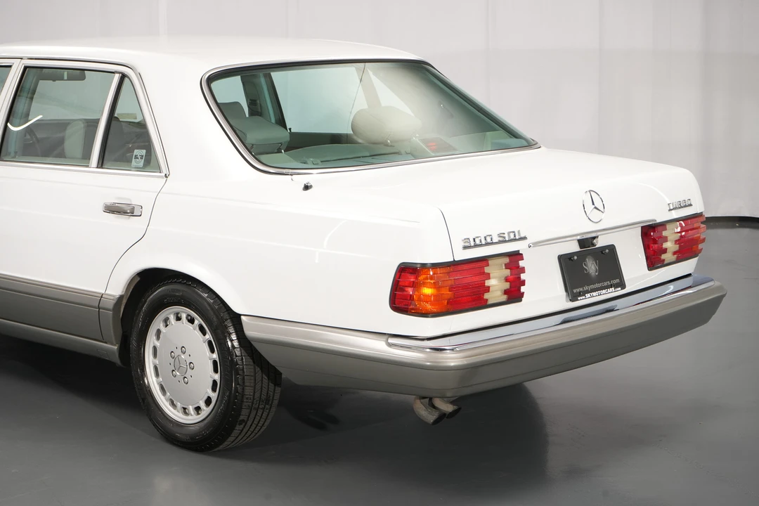 1987 Mercedes-Benz W126 S-Class Sedan - Image 28 of 31