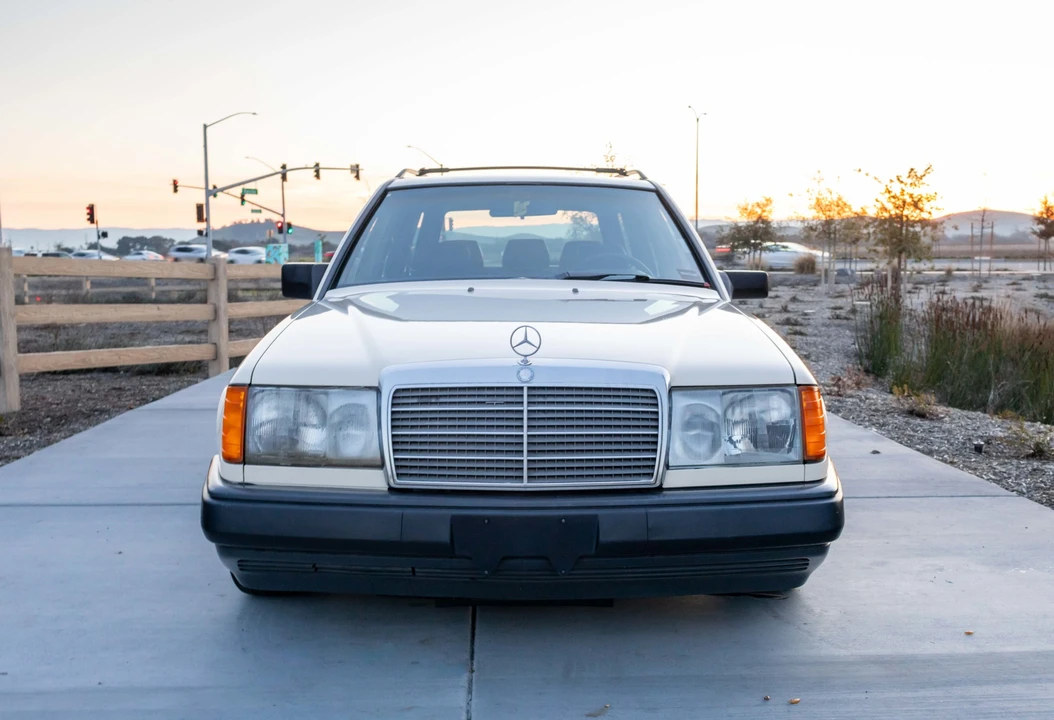 1987 Mercedes-Benz W124 E-Class - Image 2 of 31