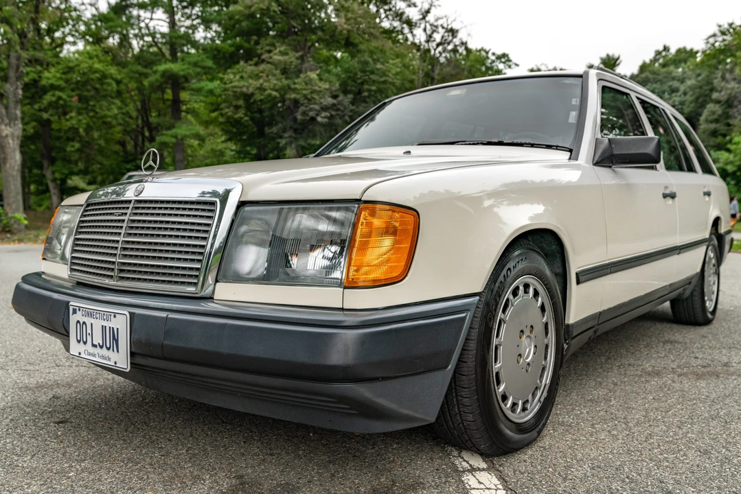 1987 Mercedes-Benz W124 E-Class - Image 2 of 31