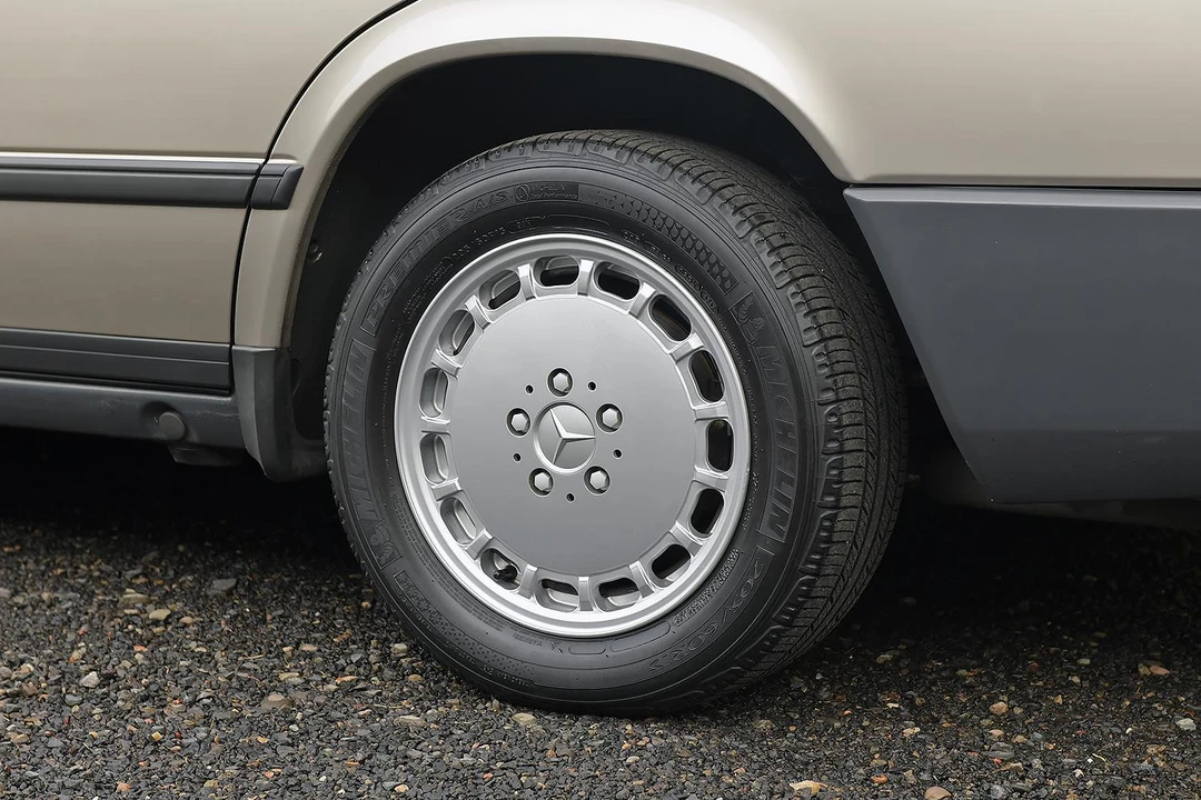 1987 Mercedes-Benz W124 E-Class - Image 13 of 31