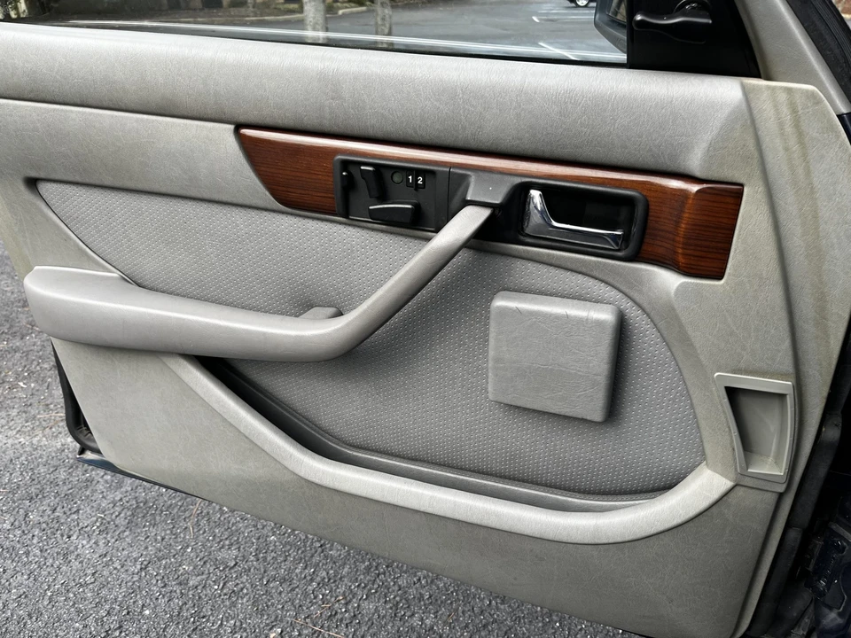 1987 Mercedes-Benz W126 S-Class Sedan - Image 24 of 31