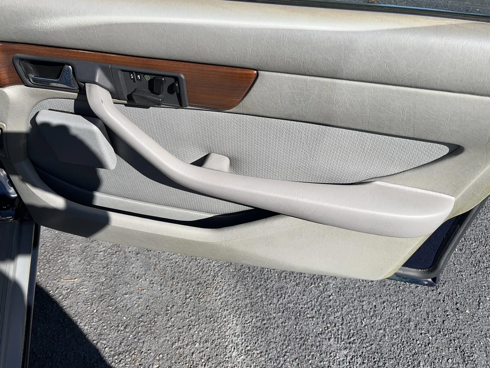 1987 Mercedes-Benz W126 S-Class Sedan - Image 28 of 31
