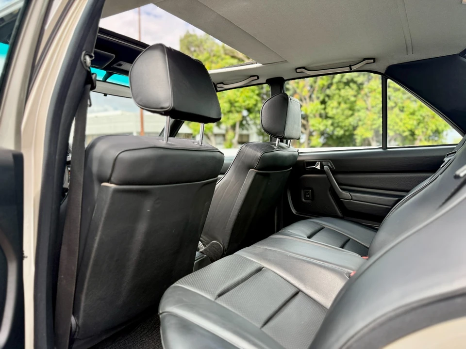 1987 Mercedes-Benz 190E - Image 18 of 21