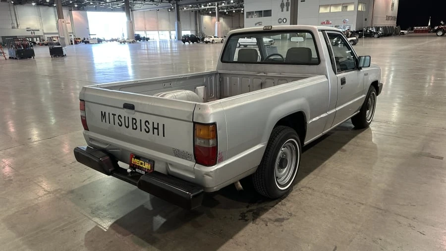 1987 Mitsubishi Triton 2nd Gen - Image 2 of 4
