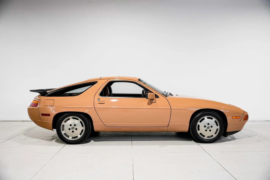 1987 Porsche 928 - Image 2 of 12
