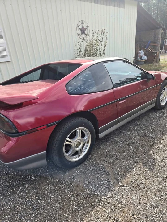 1987 Pontiac Fiero - Image 2 of 7