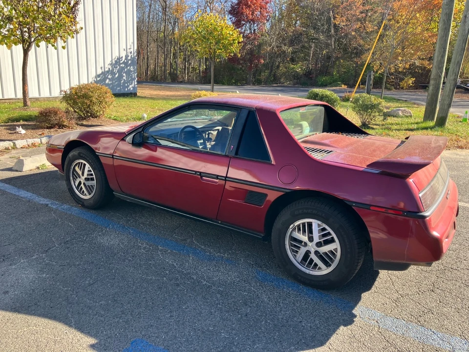 1987 Pontiac Fiero - Image 2 of 11