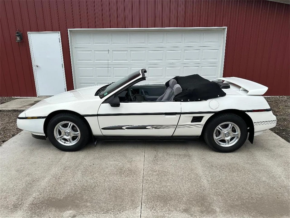 1987 Pontiac Fiero - Image 2 of 24