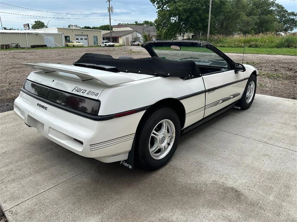 1987 Pontiac Fiero - Image 6 of 24