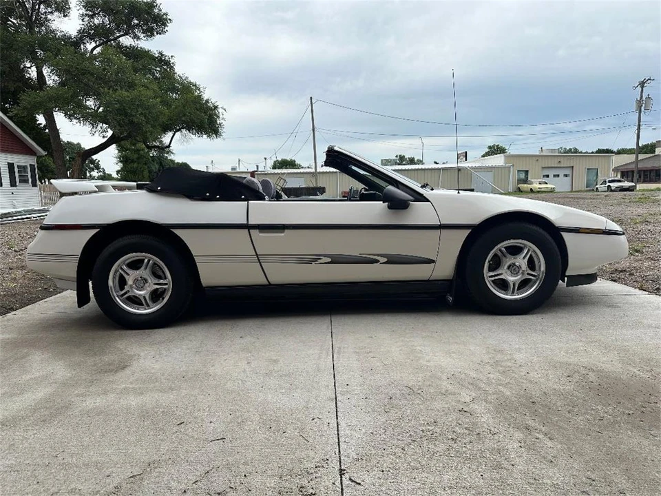 1987 Pontiac Fiero - Image 7 of 24
