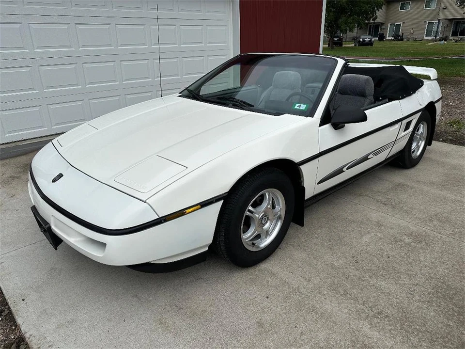 1987 Pontiac Fiero - Image 10 of 24