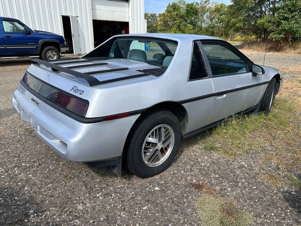 1987 Pontiac Fiero - Image 2 of 8
