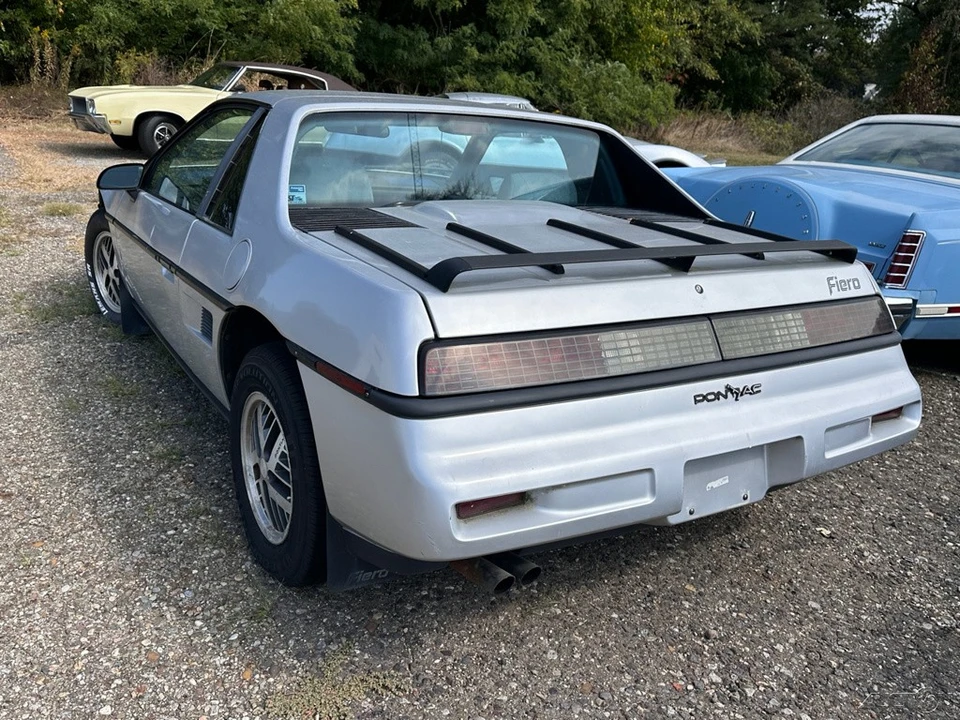 1987 Pontiac Fiero - Image 5 of 8