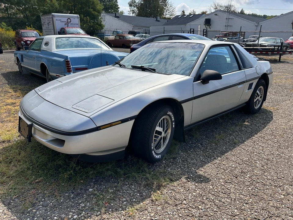 1987 Pontiac Fiero - Image 4 of 8
