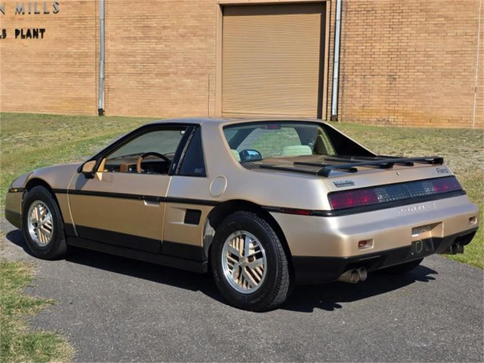 1987 Pontiac Fiero - Image 11 of 31