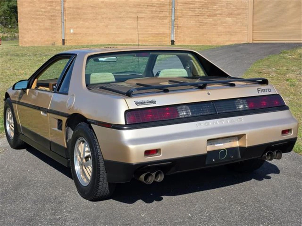 1987 Pontiac Fiero - Image 10 of 31