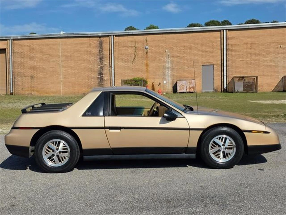 1987 Pontiac Fiero - Image 6 of 31