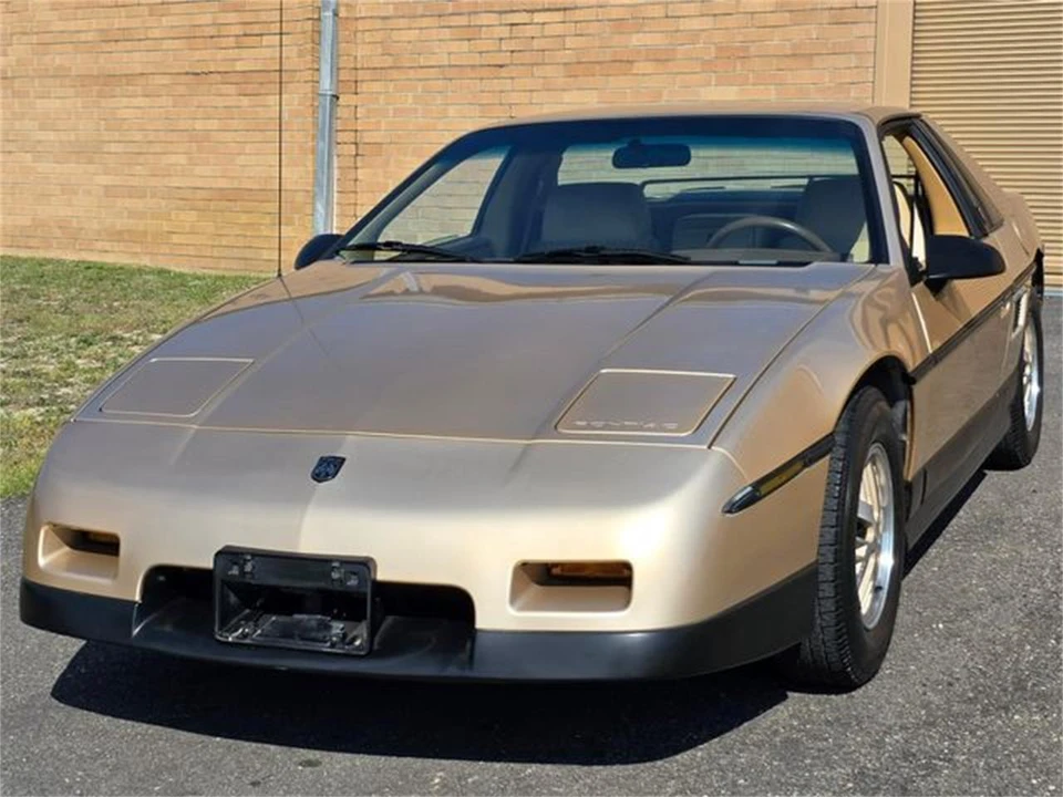 1987 Pontiac Fiero - Image 2 of 31