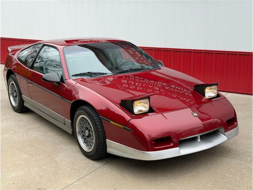 1987 Pontiac Fiero - Image 2 of 31
