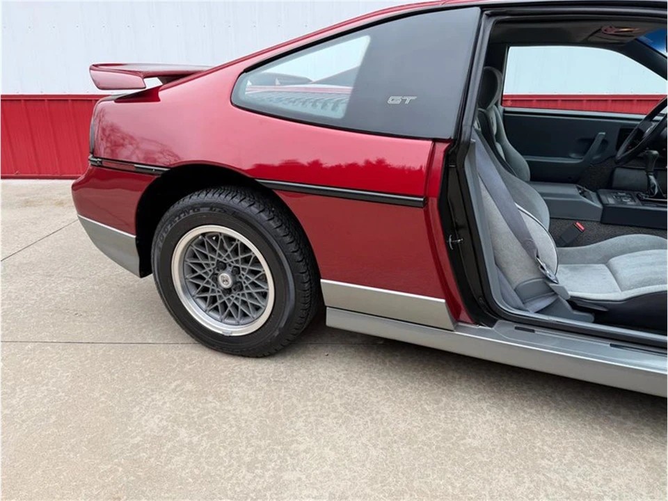 1987 Pontiac Fiero - Image 18 of 31