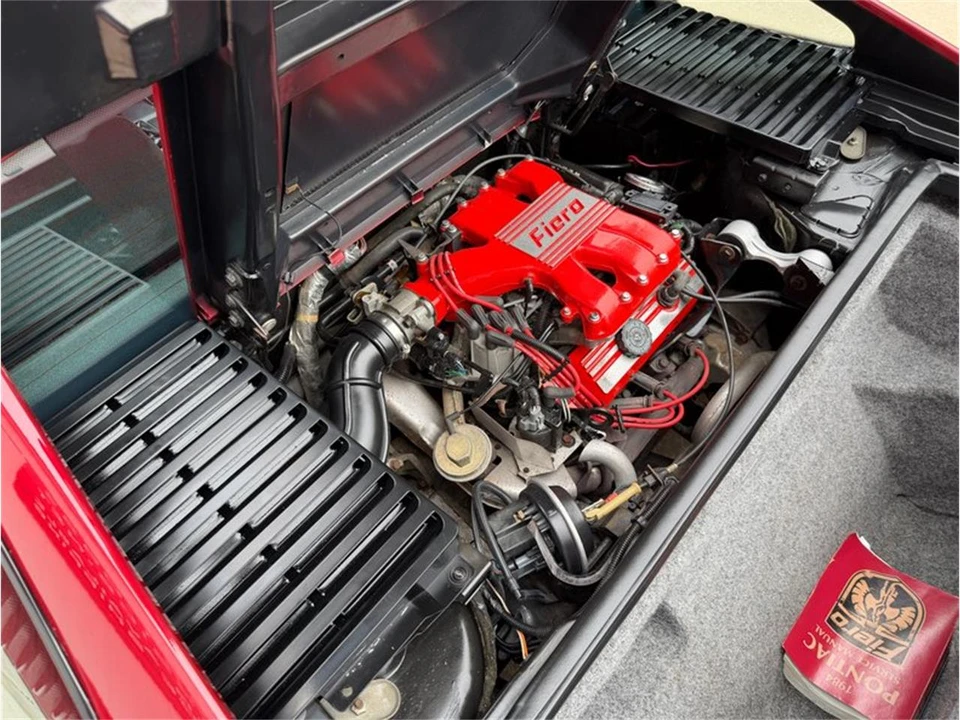 1987 Pontiac Fiero - Image 24 of 31