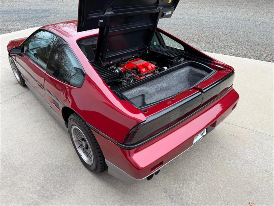 1987 Pontiac Fiero - Image 23 of 31