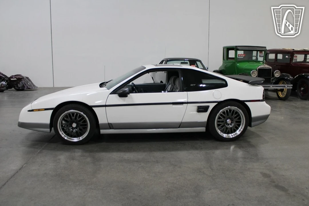 1987 Pontiac Fiero - Image 17 of 21
