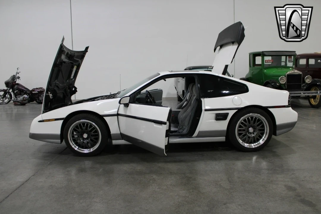 1987 Pontiac Fiero - Image 9 of 21