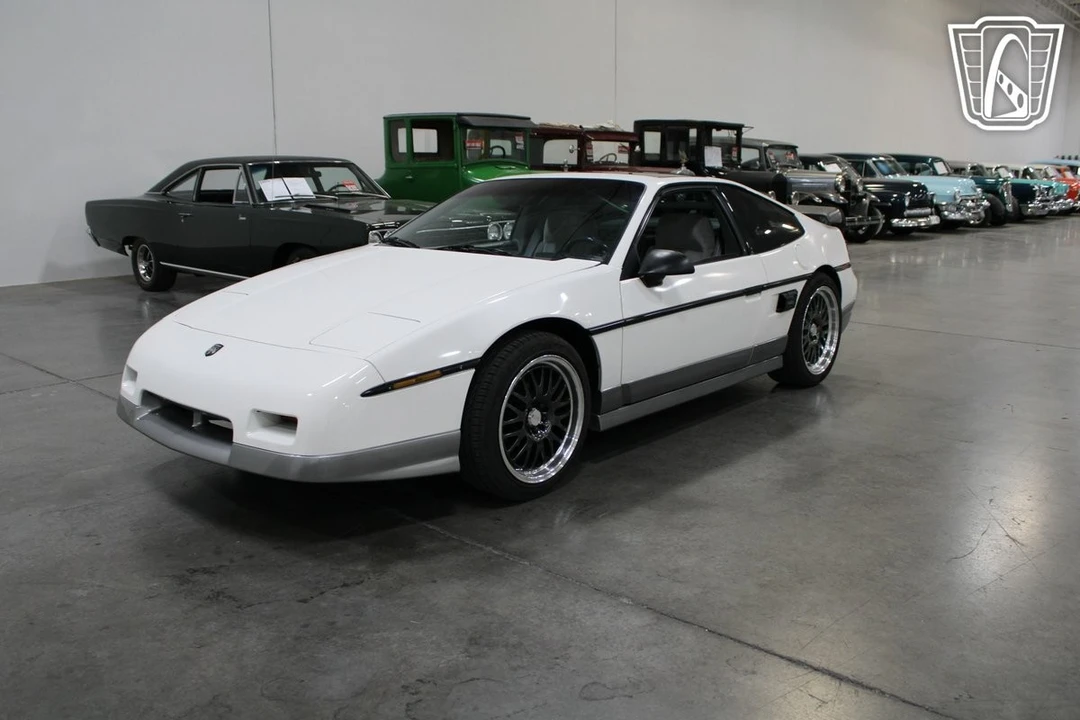 1987 Pontiac Fiero - Image 16 of 21