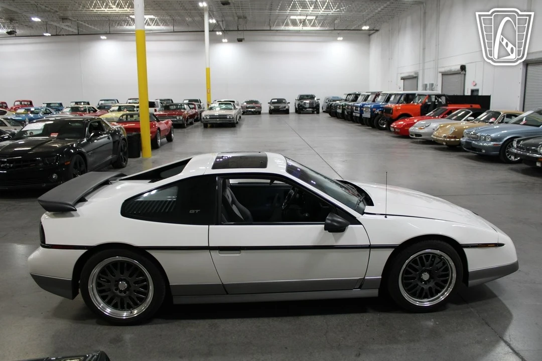 1987 Pontiac Fiero - Image 13 of 21
