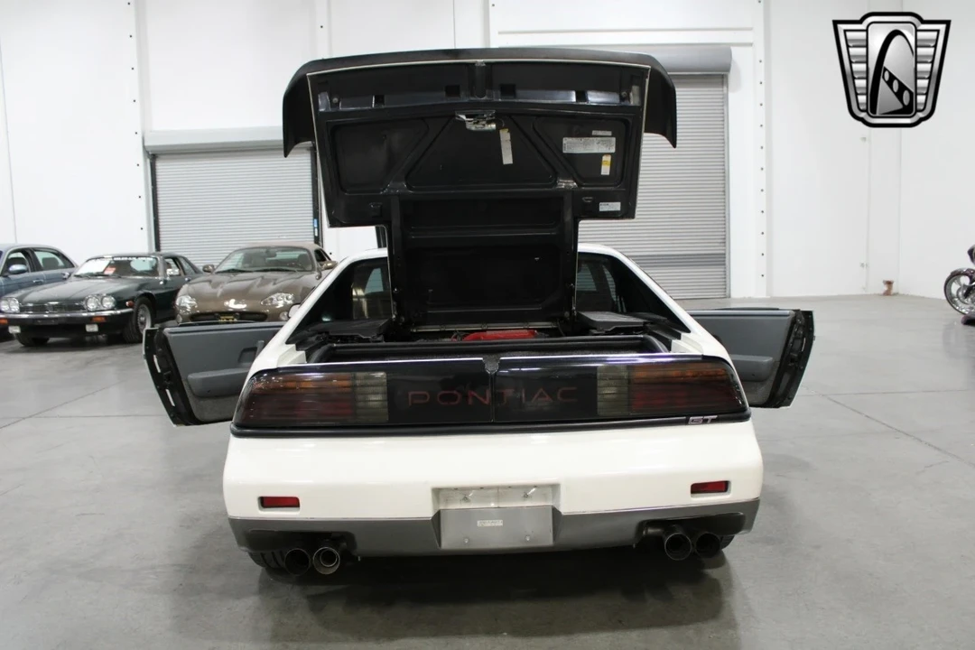 1987 Pontiac Fiero - Image 10 of 21