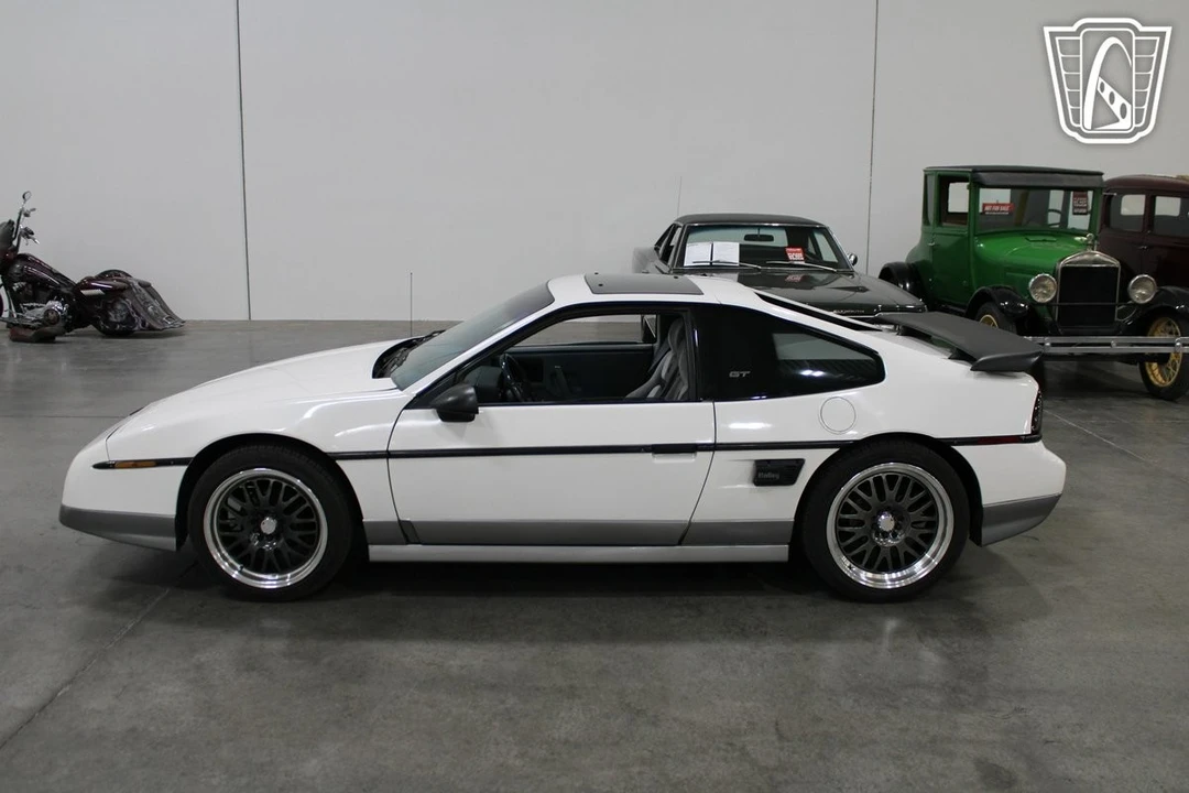 1987 Pontiac Fiero - Image 9 of 21
