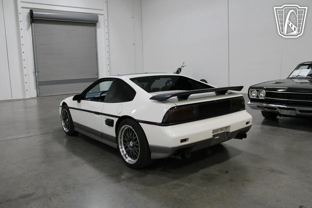 1987 Pontiac Fiero - Image 18 of 21