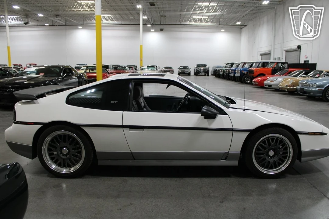 1987 Pontiac Fiero - Image 21 of 21