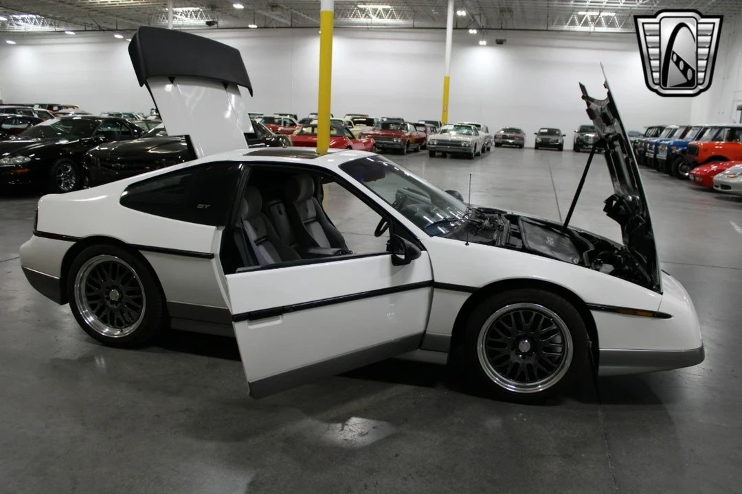 1987 Pontiac Fiero - Image 11 of 21
