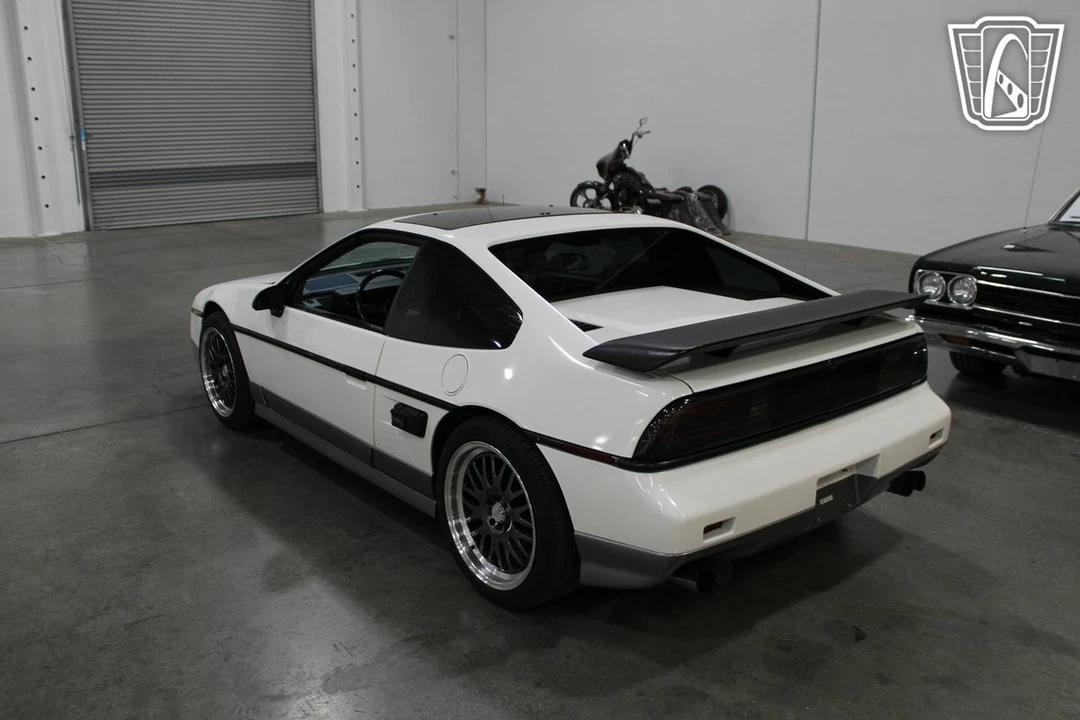 1987 Pontiac Fiero - Image 10 of 21
