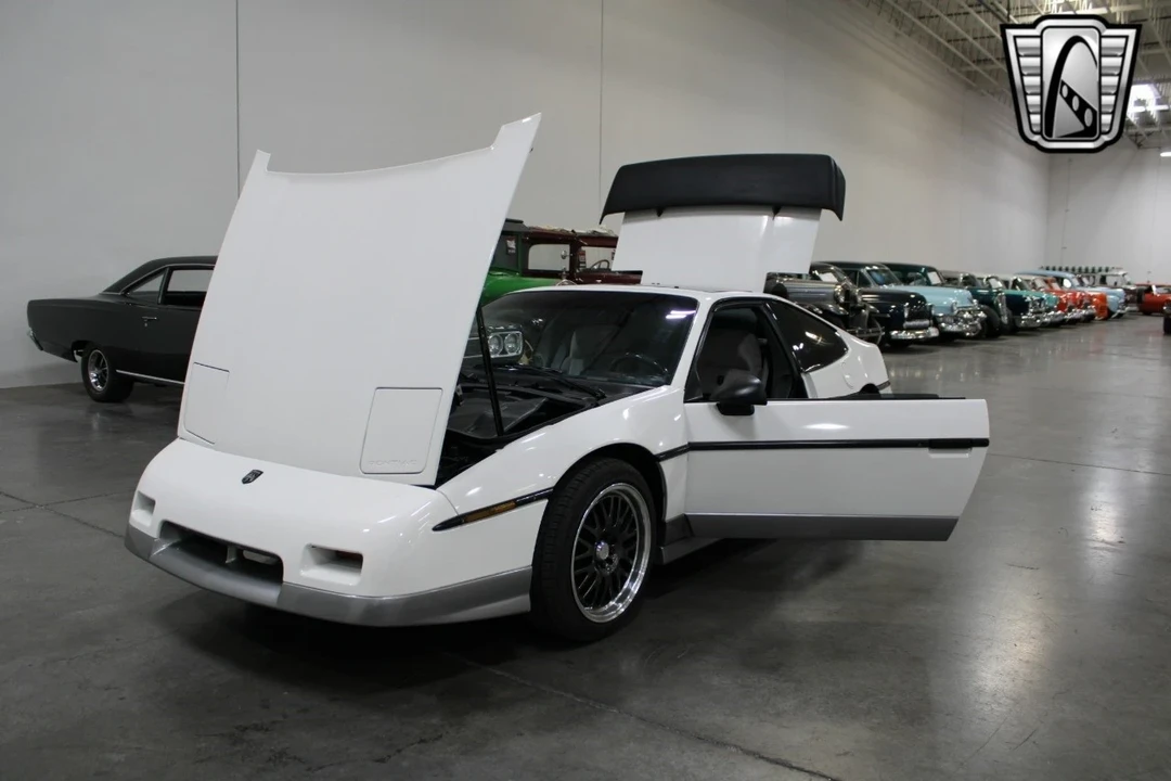 1987 Pontiac Fiero - Image 8 of 21