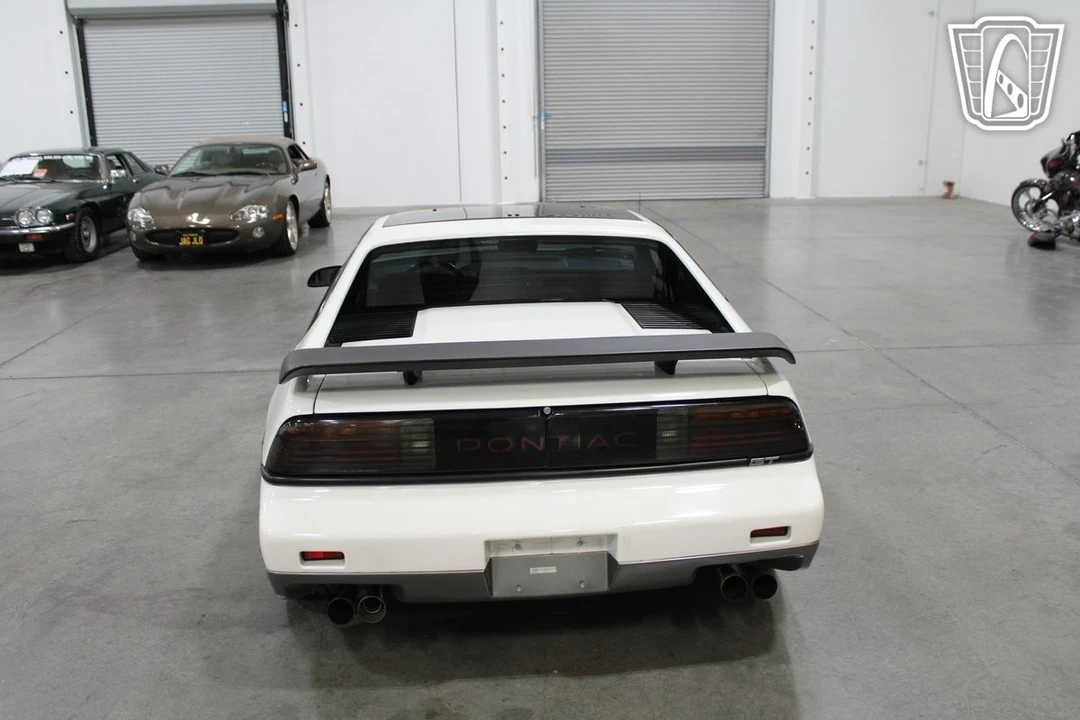 1987 Pontiac Fiero - Image 11 of 21