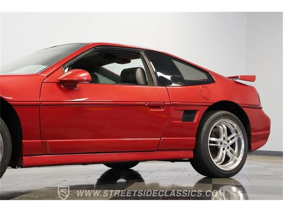 1987 Pontiac Fiero - Image 21 of 31